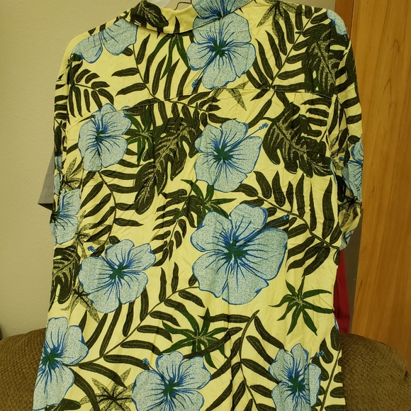 Beautiful men's short sleeve button up tropical shirt. Size large. Great shape. - Picture 4 of 5